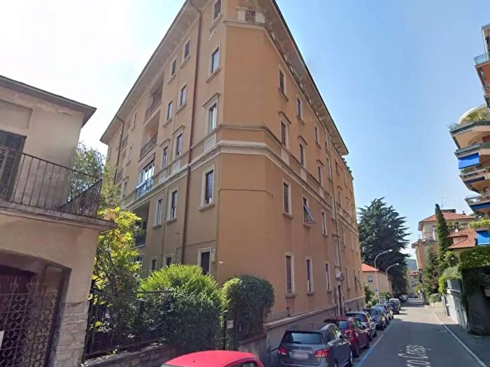 Appartamento quadrilocale in vendita in Via Crispi, Como