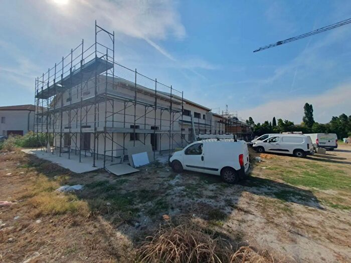 Casa con 5 locali in vendita in Due Carrare