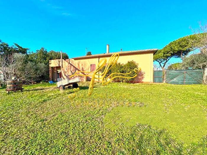 Casa con 5 locali in vendita in Cecina