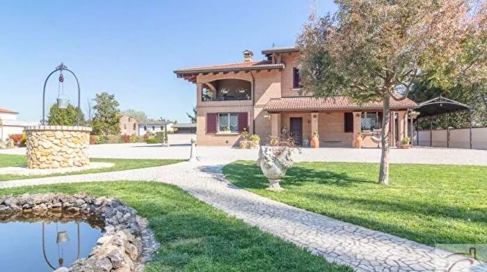 Casa con 8 locali in vendita in Via ChiesaReno Centese Cento Ferrara Frazioni Nord, Cento