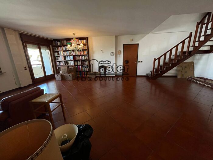 Appartamento con 6 locali in vendita in Viale Fratelli Bandiera, Treviso