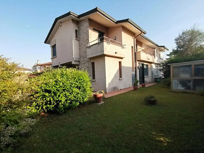 Casa con 9 locali in vendita in Fucecchio