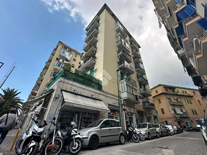 Appartamento trilocale in affitto in Via De Lorenzo, Fuorigrotta, Napoli