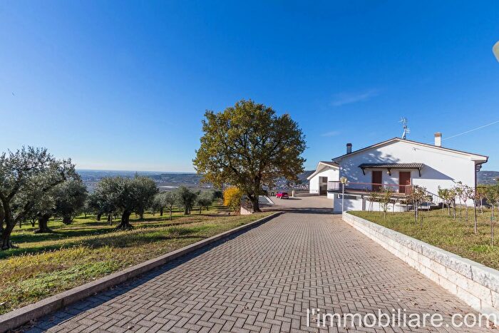 Casa con 10 locali in vendita in Via Pradelle, Verona