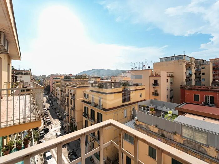 Appartamento trilocale in vendita in Via Francesco Solimena, Napoli
