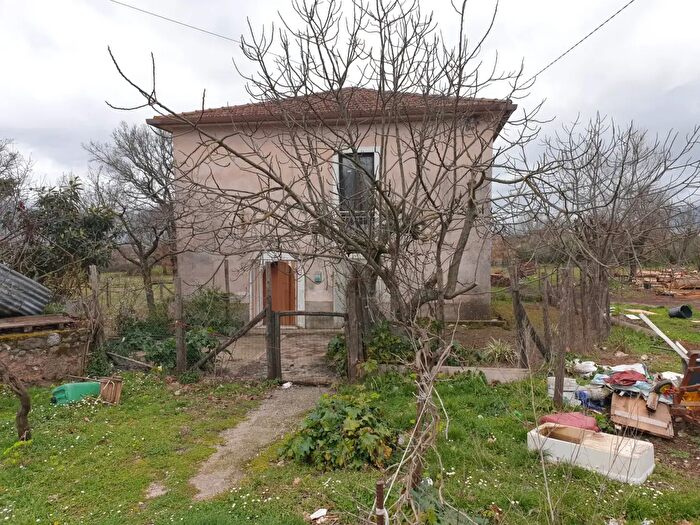 Casa con 6 locali in vendita in Strada Comunale Rifrezza, Padula