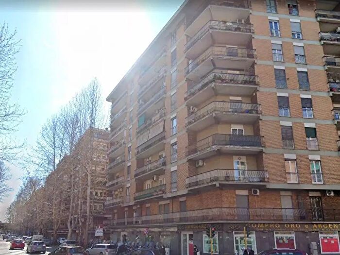 Appartamento trilocale in affitto in Via Oderisi da Gubbio, Roma
