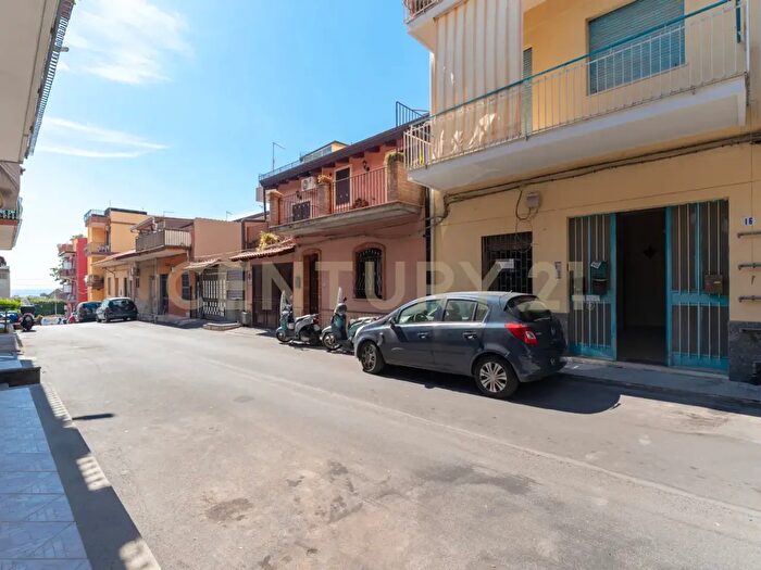 Appartamento trilocale in vendita in Via della Genziana, Catania