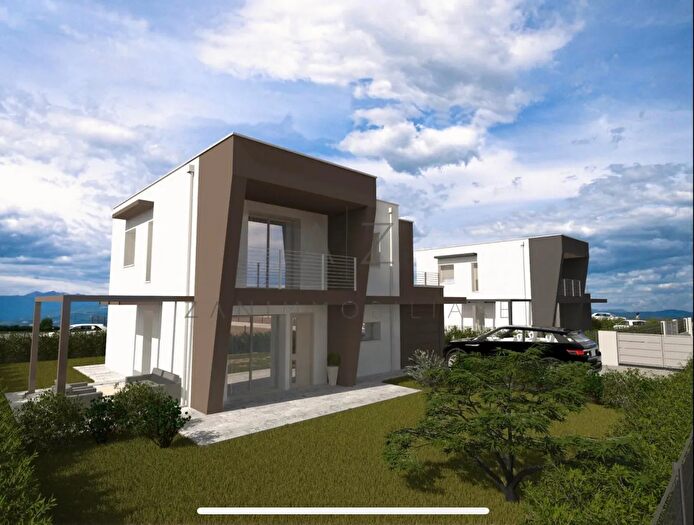 Casa quadrilocale in vendita in Via Villa, Loria