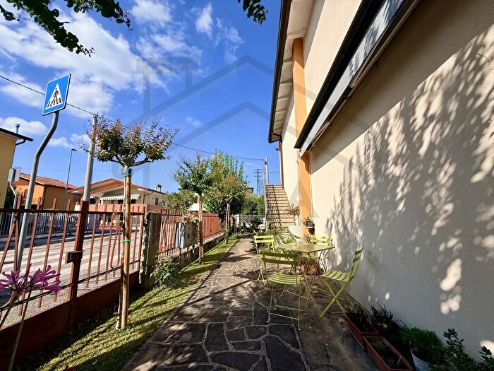 Casa con 7 locali in vendita in Via Ippolito Nievo, Torreglia