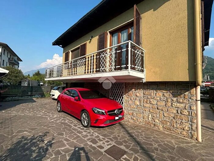 Casa trilocale in vendita in Via Benedetto Croce, Costa Volpino