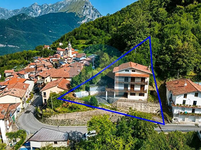 Casa con 12 locali in vendita in Via Alta Guardia, Breno