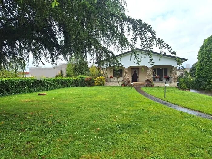 Casa con 13 locali in vendita in Capannori