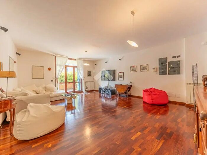 Appartamento trilocale in vendita in Via Enrico Mancini, Roma