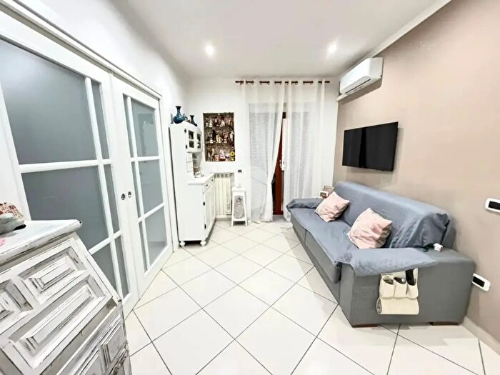 Appartamento quadrilocale in vendita in Calata Capodichino, Napoli