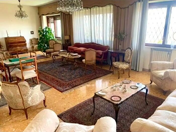 Appartamento con 9 locali in vendita in Via Francesco Petrarca Snc, Napoli