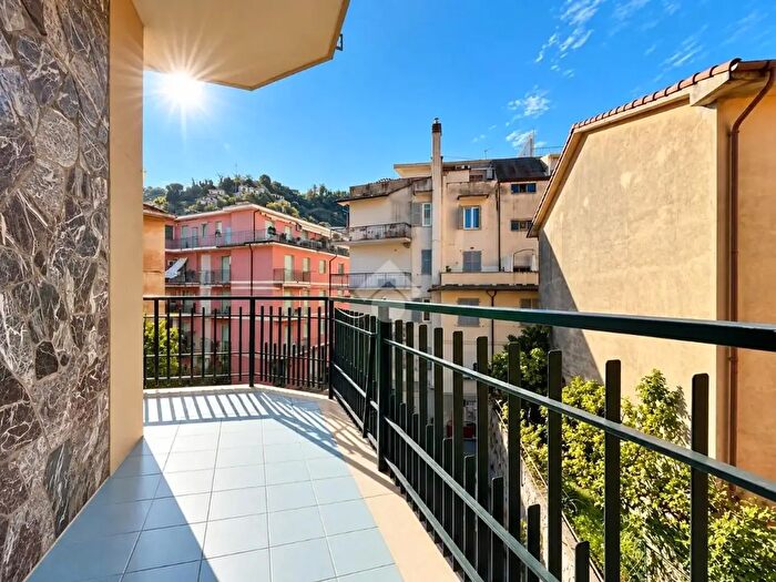 Appartamento trilocale in vendita in Via San Bernardino, Lerici