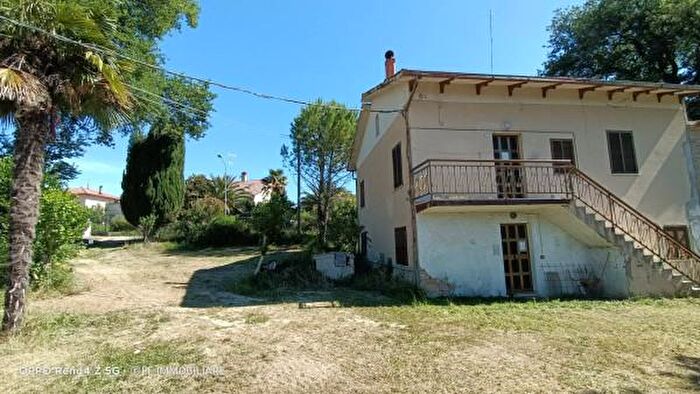 Casa con 6 locali in vendita in Cingoli