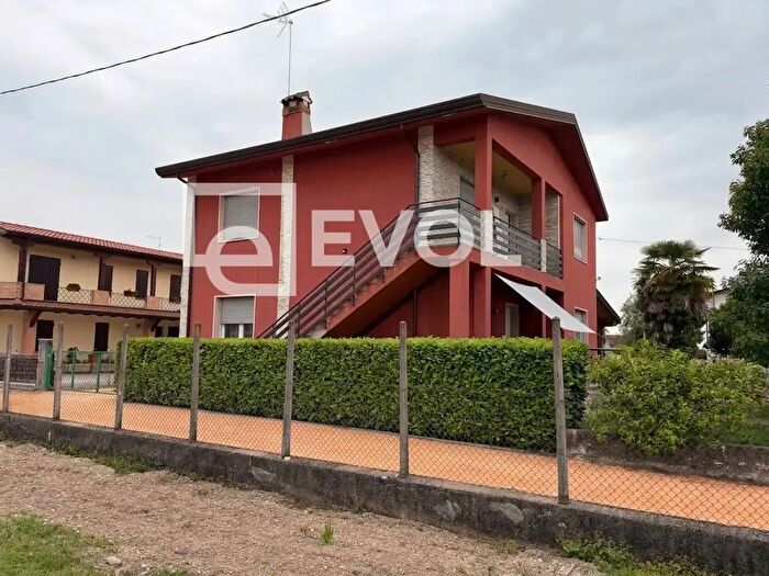 Appartamento con 5 locali in vendita in Via Enrico Fermi, Rivignano Teor