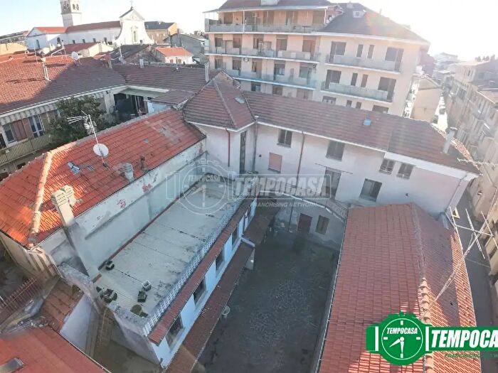 Casa con 8 locali in vendita in Valenza