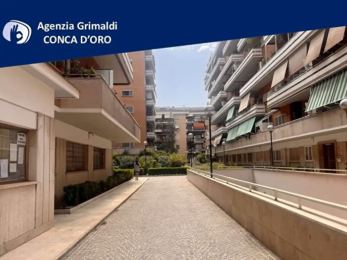 Appartamento trilocale in vendita in Via Val di Non, Roma