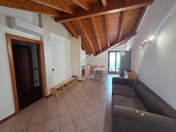 Appartamento trilocale in affitto in Via Burago, Centro, Ornago