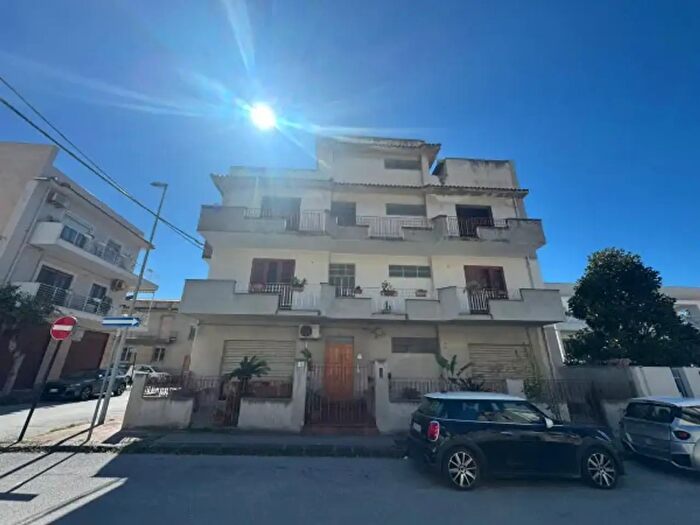 Appartamento con 6 locali in vendita in Via Novembre, Valdina