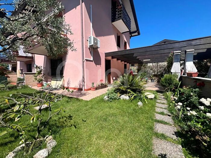 Casa con 9 locali in vendita in Via Veneto, Udine