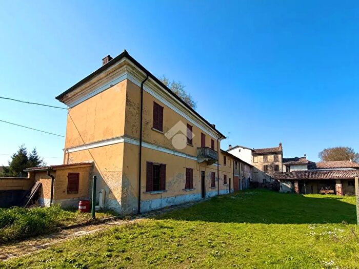 Casa con 6 locali in vendita in Via Colombera, Broni