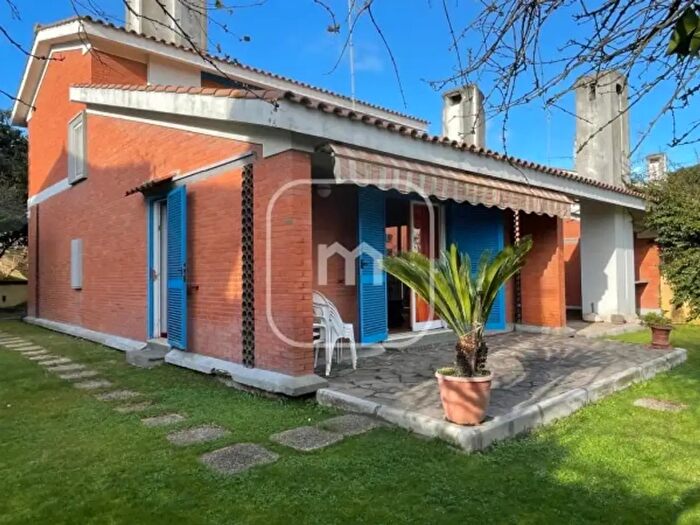 Casa quadrilocale in vendita in Via Garigliano, Ardea