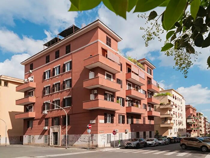 Appartamento bilocale in vendita in Via Rosa Govona, Roma