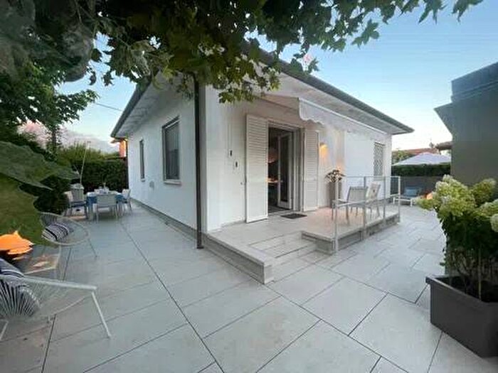 Casa con 5 locali in affitto in Via Fratelli Barberi No Number, Centro, Forte dei Marmi