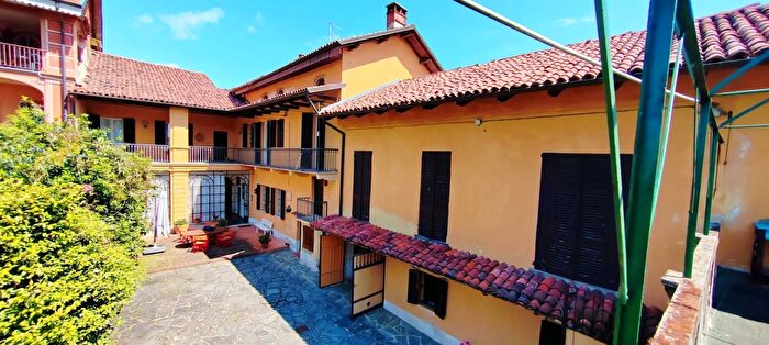 Casa con 15 locali in vendita in Via Vittorio Veneto Roasio, Roasio