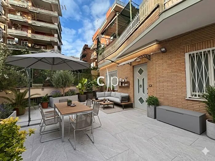 Appartamento trilocale in vendita in Via Francesco Pallavicini, Roma