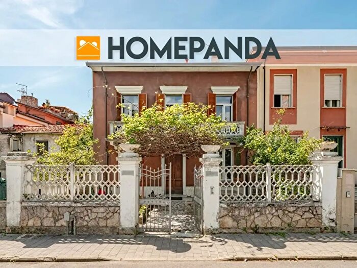 Casa con 7 locali in vendita in Piazza Liberazione, Massa