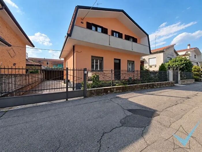 Casa trilocale in vendita in Via Mascheroni, Limbiate