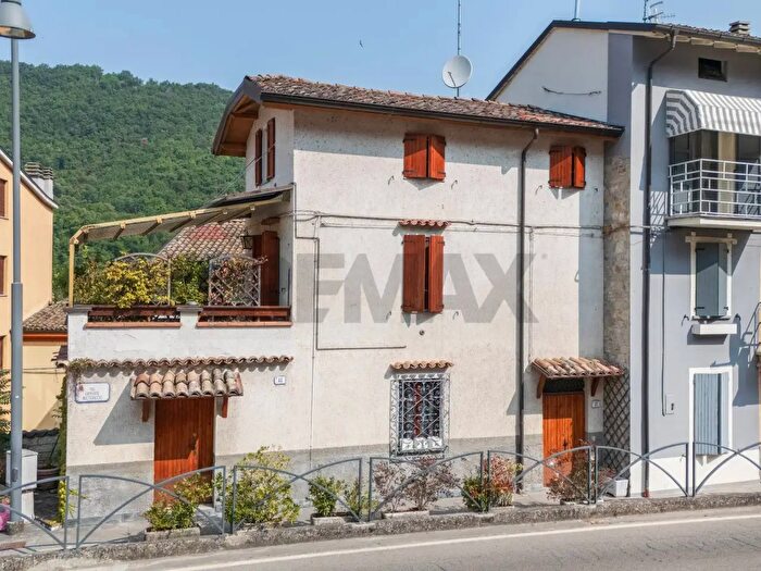 Casa con 10 locali in vendita in Calestano
