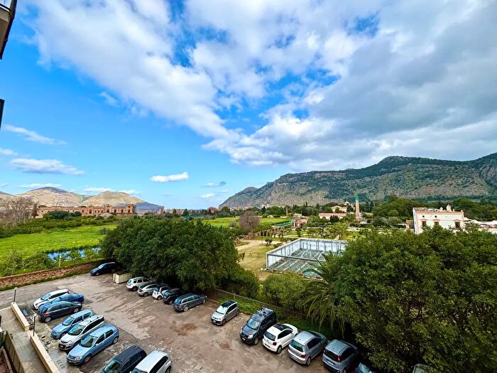 Appartamento con 6 locali in vendita in Via Florio, Palermo