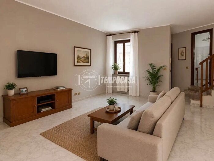 Casa trilocale in vendita in Via d'Adda Busca, Lomagna