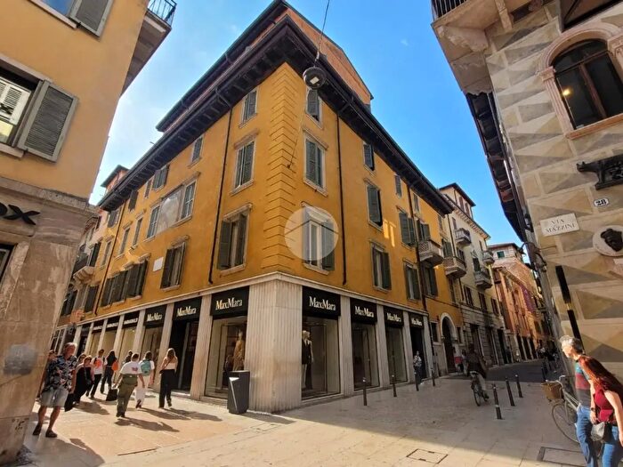 Appartamento quadrilocale in affitto in Via Quattro Spade, Verona