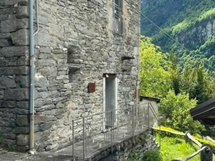 Casa quadrilocale in vendita in Via Altreggiolo, Varzo