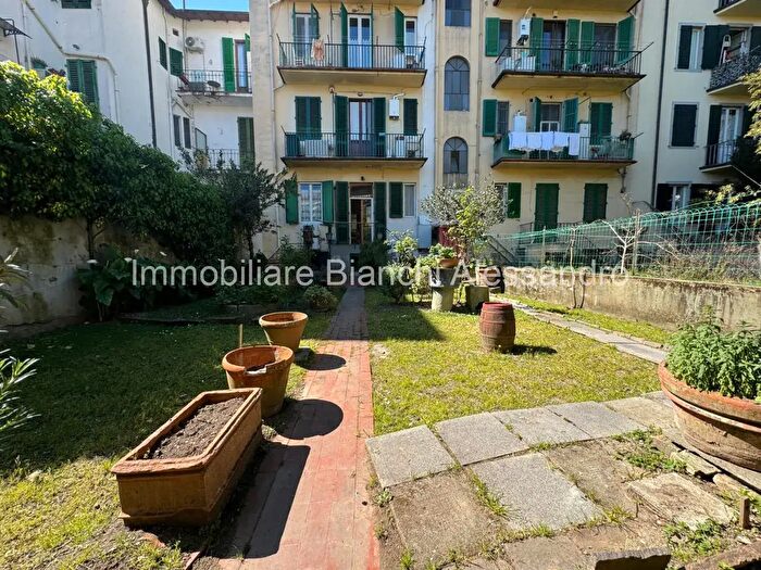 Appartamento con 5 locali in vendita in Via Enrico Petrella, Firenze