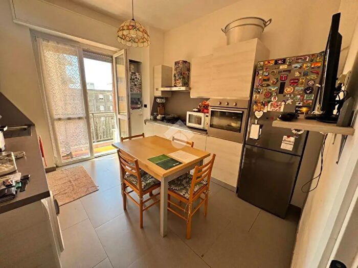 Appartamento con 6 locali in vendita in Via Vittorio Battaglini, Genova