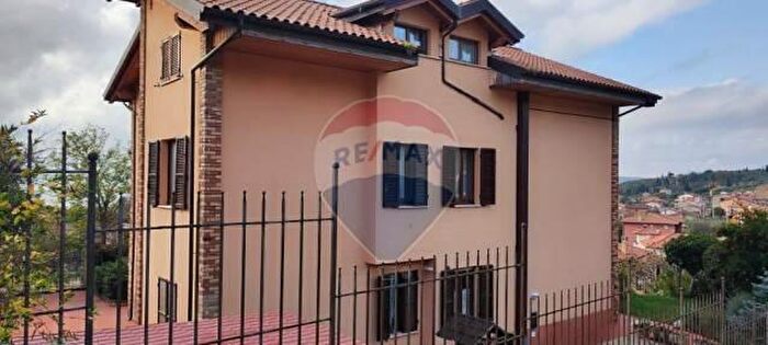 Appartamento con 5 locali in vendita in Via Alessandro Fabbroni, Passignano Sul Trasimeno
