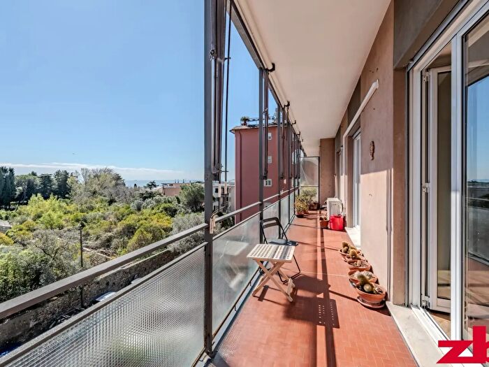 Appartamento con 8 locali in vendita in Via Priaruggia, Genova