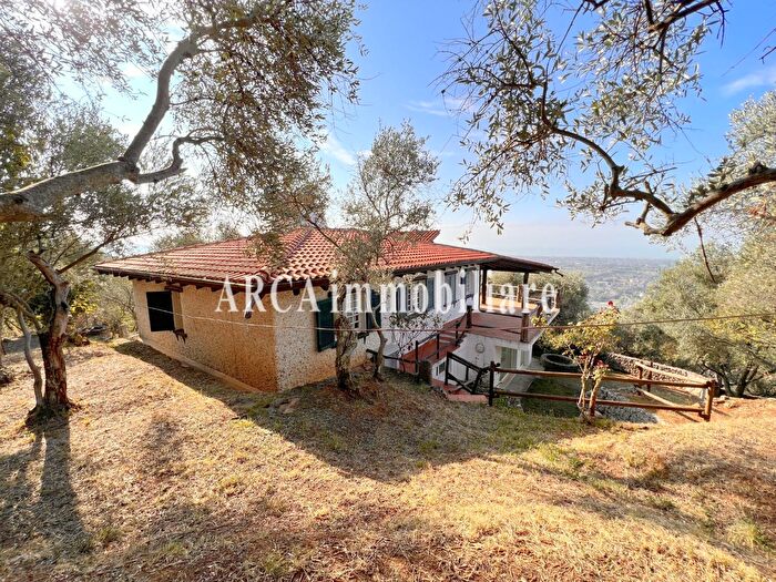 Casa con 6 locali in vendita in Pietrasanta