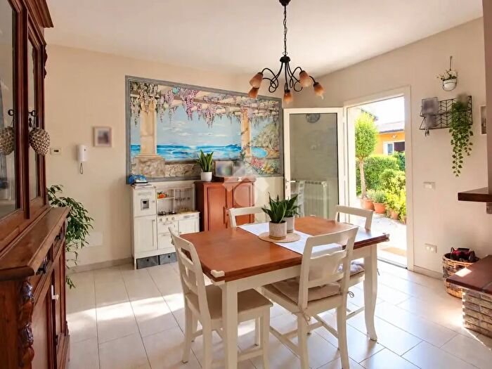Casa con 6 locali in vendita in Via Carraia, Cascina