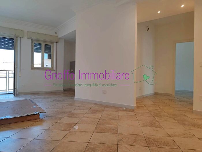 Appartamento trilocale in vendita in Via Asmara Valderice, Valderice