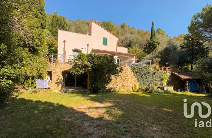 Casa con 9 locali in vendita in Via Calvisio, Finale Ligure
