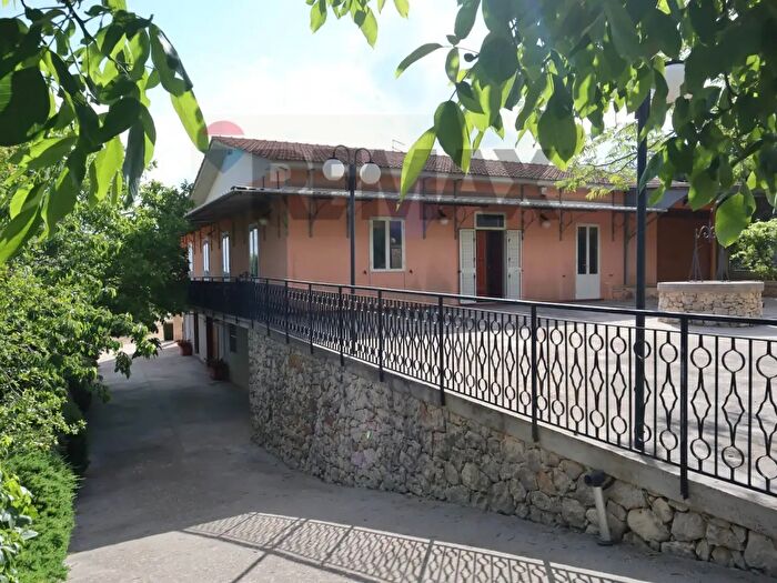 Casa con 9 locali in vendita in Cda Rigolizia, Noto